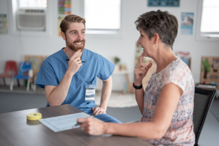 Ein Logopäde spricht mit einer Schlaganfallpatientin.
