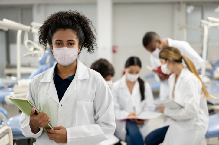 Zahnarztmedizinstudenten lernen in der Unimedizin Halle.