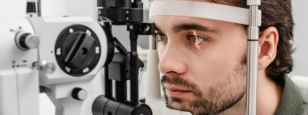 Ein Mann wird der KI-gestützten Diagnosegerät „Eyelib“ am Auge untersucht.