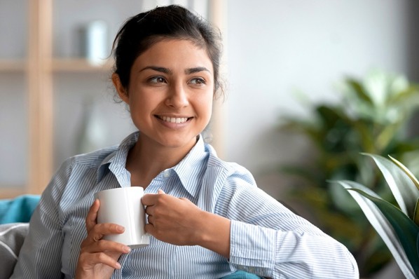 Frau mit Teetasse