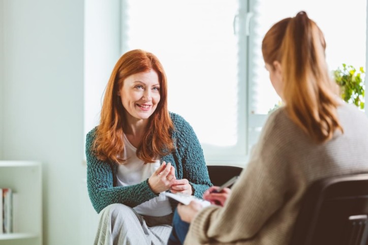 Neue Psychotherapeutin behandelt Patientin