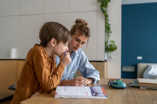 Mutter hilft ihrem Sohn mit ADHS beim Lernen