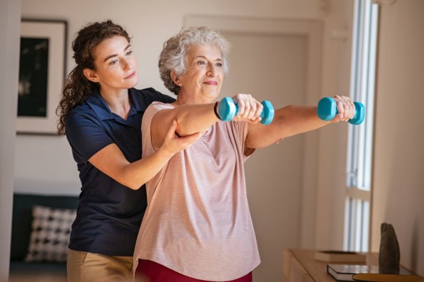 Seniorin macht Krankengymnastik. 