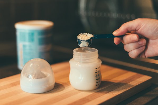 Dosierlöffel Milchpulver und Fläschchen