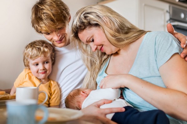 Familie mit Baby und Kleinkind am Essenstisch