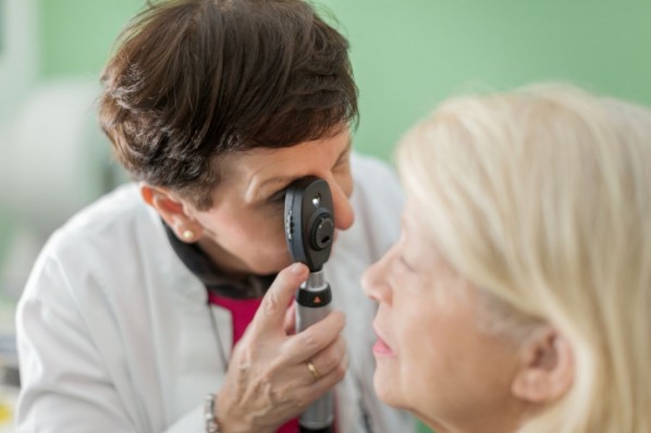 Seniorin beim Augenarzt