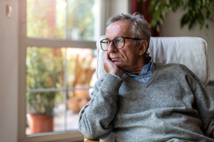 Ein älterer Mann leidet unter Einsamkeit
