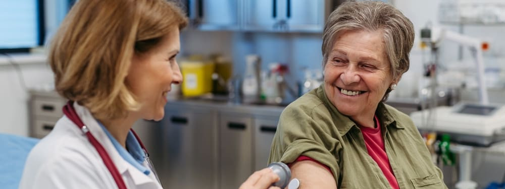 Eine Ärztin behandelt eine ältere Patientin mit Diabetes