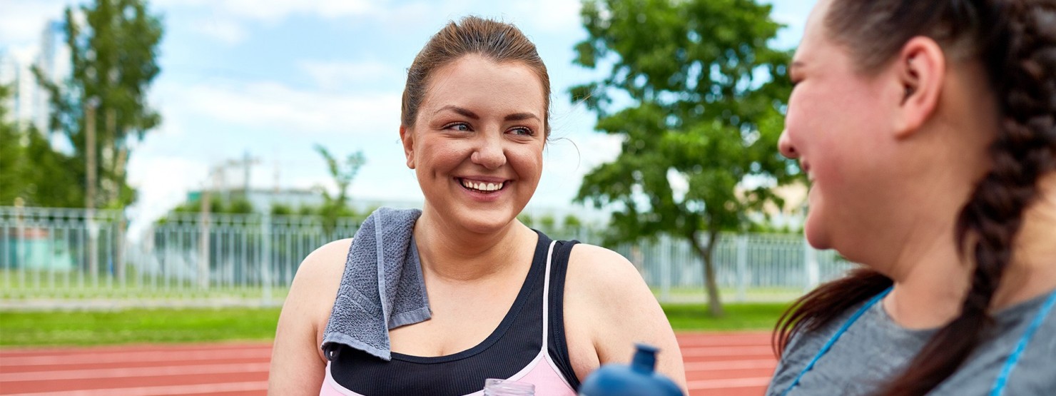 Zwei füllige Mädchem haben Spaß beim Sport