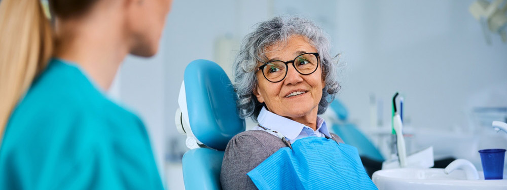 Eine Seniorin lässt sich zahnärztlich behandeln