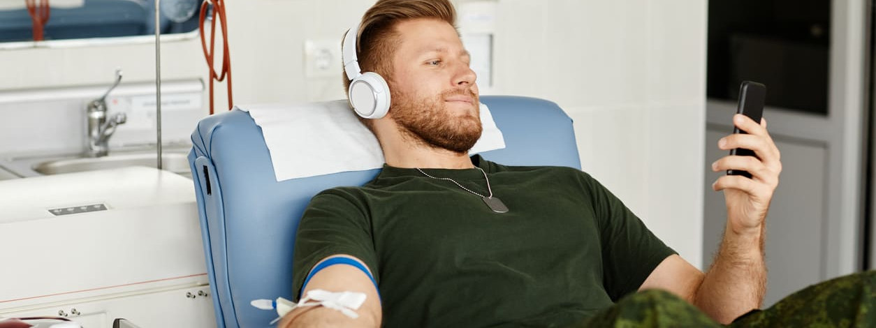Ein Mann beim Blutspenden in Sachsen-Anhalt