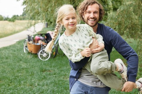 Vater und Tochter in der Natur