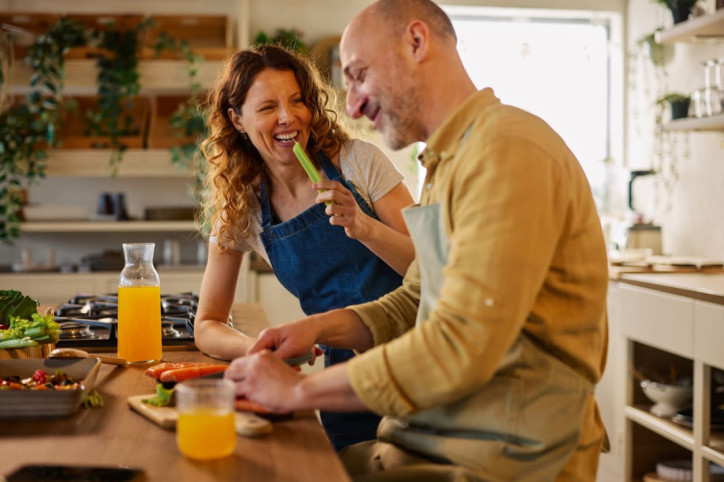 Ein Paar kocht gesund für einen gesunden Blutzuckerwert