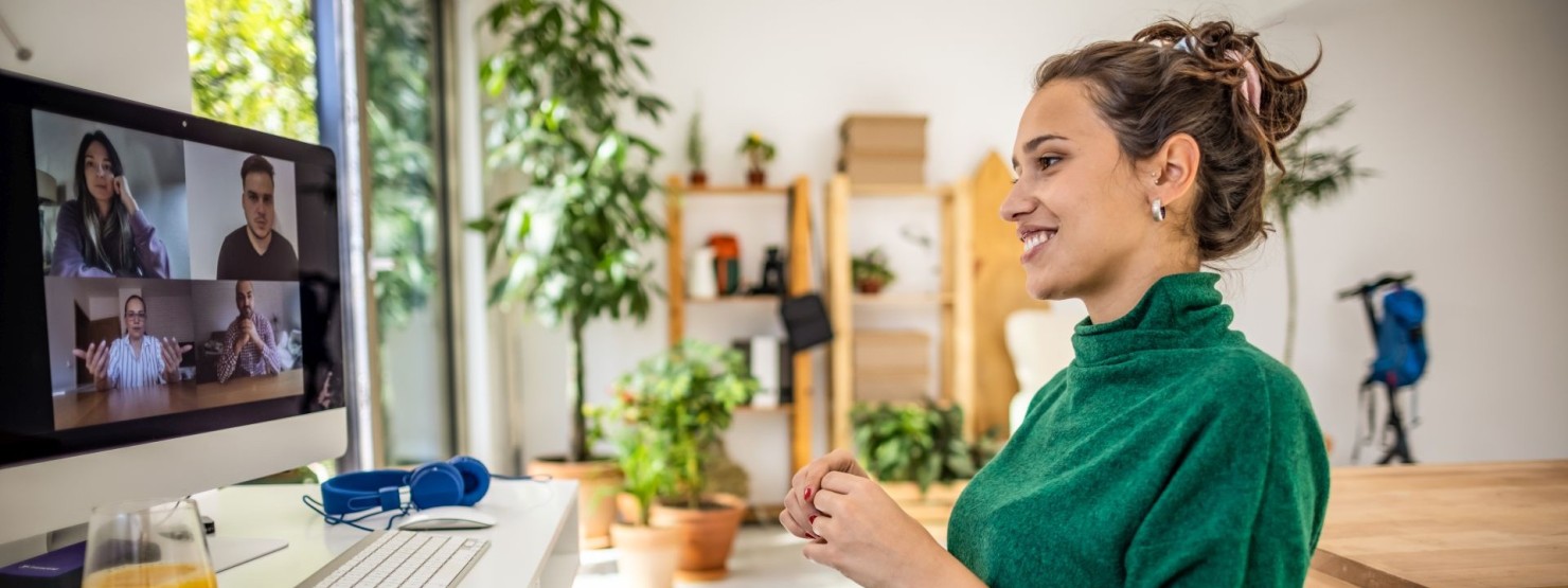 Eine Beschäftigte sitzt in einem virtuellen Teammeeting und stärkt ihre Teamresilienz.