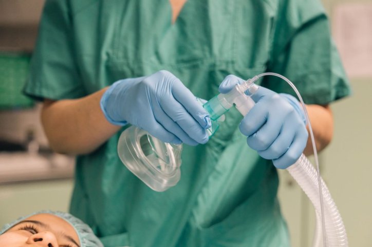 Eine Anästhesistin leitet eine Narkose bei einer Patientin ein