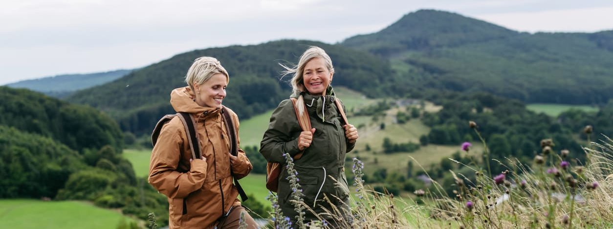 Zwei Frau wandern durch ein Zeckenrisikogebiet