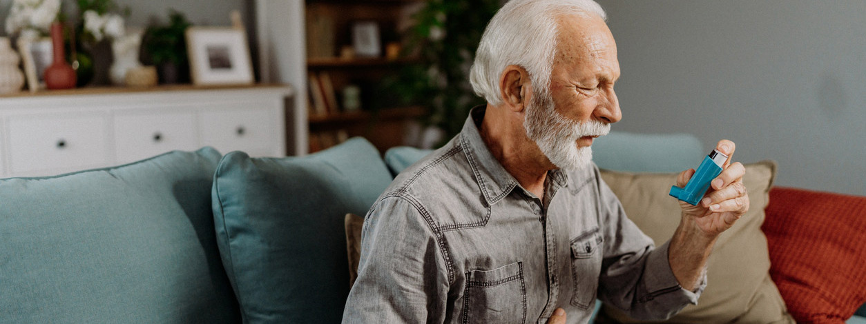 Ein Mann mit COPD wendet den COPD-Notfallplan an