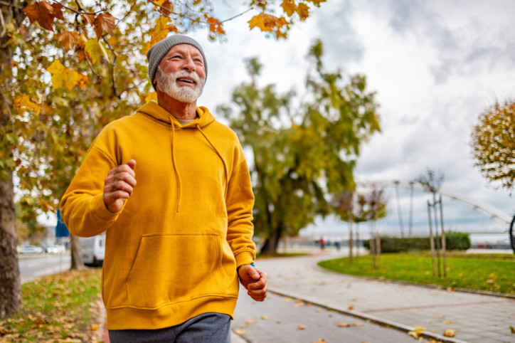Ein Senior stärkt sein Immunsystem beim Joggen