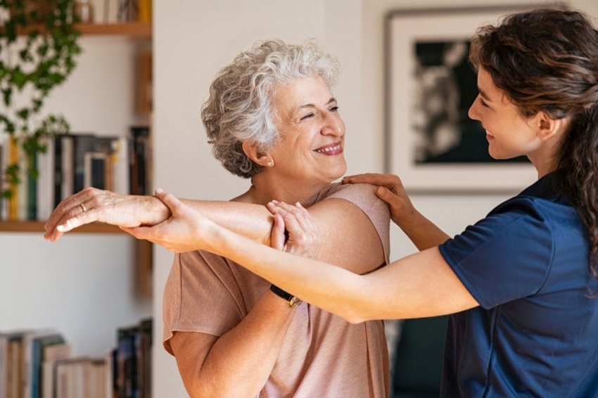 Seniorin erhält Physiotherapie im häuslichen Umfeld.