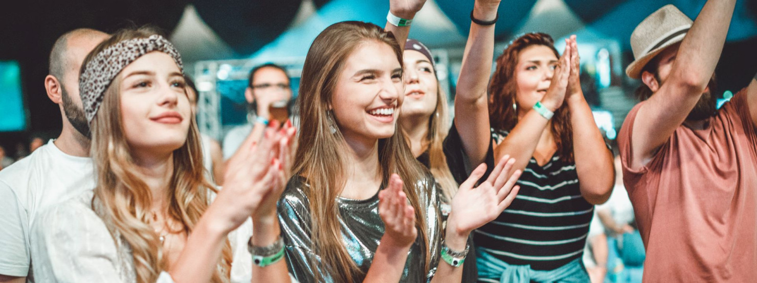 Junge Menschen feiern beim Sputnik Springbreak Festival.