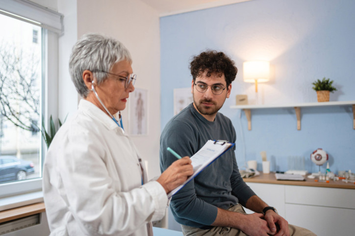 Eine Ärztin überprüft die Lungenfunktion eines Patienten