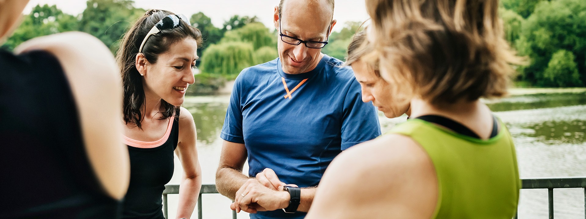 Ein Trainer weist die Teilnehmer der AOK-Laufschule ein