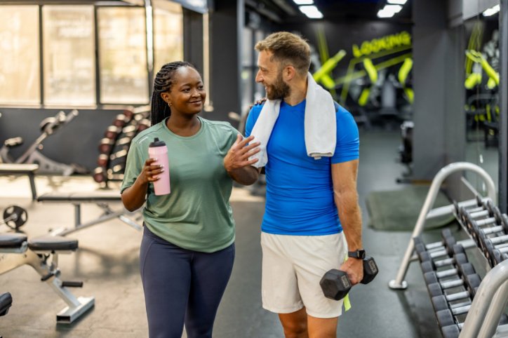 Ein Mann und eine Frau machen gemeinsam Hybrid-Training