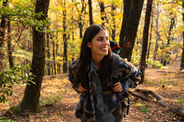 Eine Frau entdeckt das lagome Lebensgefühl beim Waldbaden