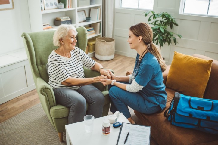 Eine Wundexpertin spricht mit einer Patientin zuhause.