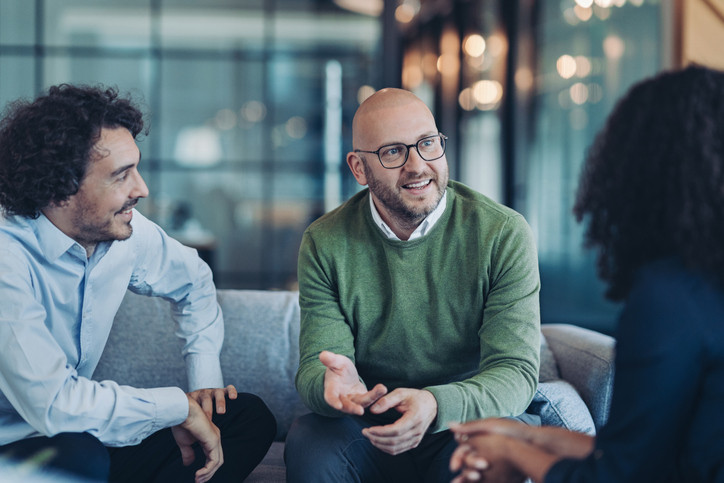 Kollegen unterhalten sich wertschätzend.