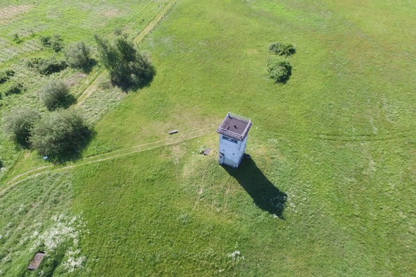 Luftaufnahme eines ehemaligen Grenzturms im Grünen Band. 