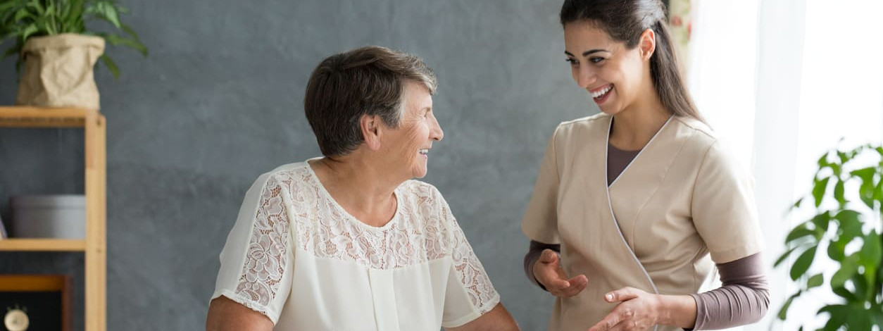 Neue Hautärztin untersucht Rücken eines Patienten