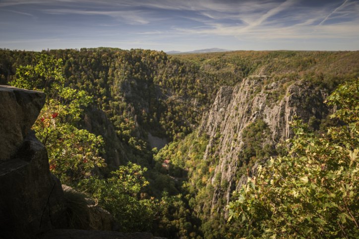 Blick ins Bodetal. Im Hintergrund der Brocken