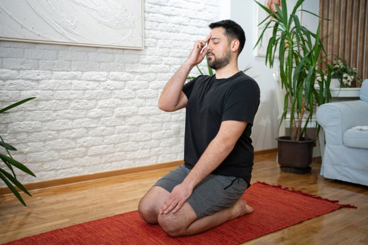Ein Mann versucht sich an einer Yin Yoga-Übung