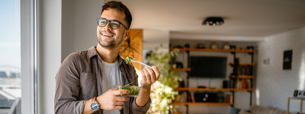 Ein Mann stärkt sein Mikrobiom durch gesunde Ernährung
