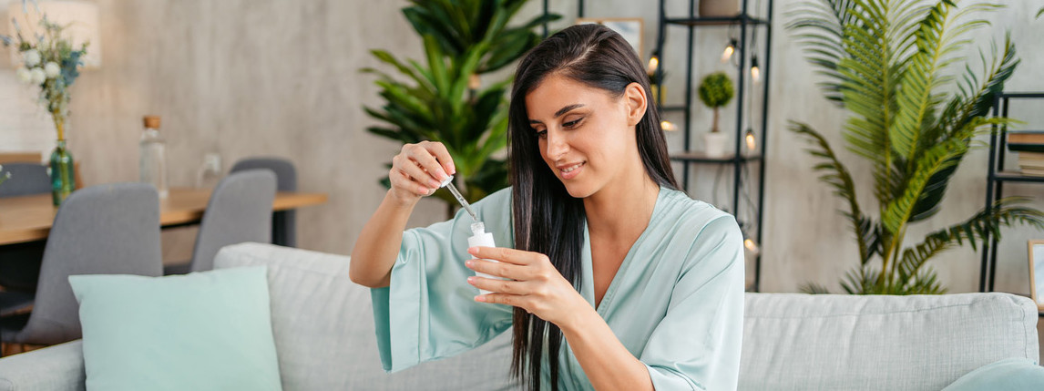 Eine Frau setzt auf Peptide als Anti-Aging-Substanz