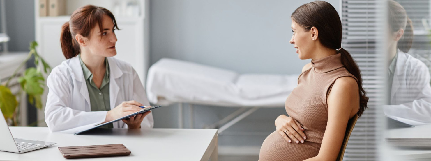 Eine Schwangere lässt sich in einer diabetologischen Schwerpunktpraxis zur Gestationsdiabetes beraten.