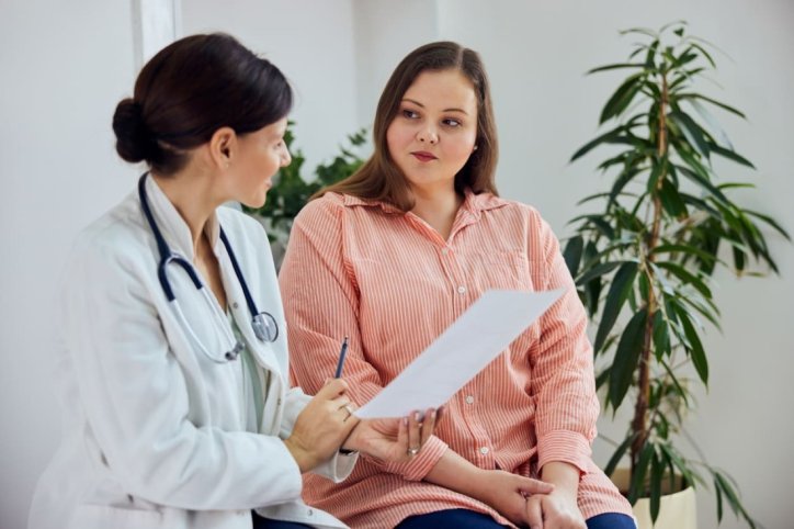 Eine Ärztin berät in ihrer Praxis eine Patientin ausführlich.