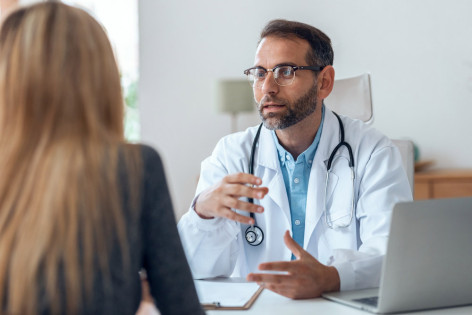 Neuer Chirurg in Zeit berät Patientin