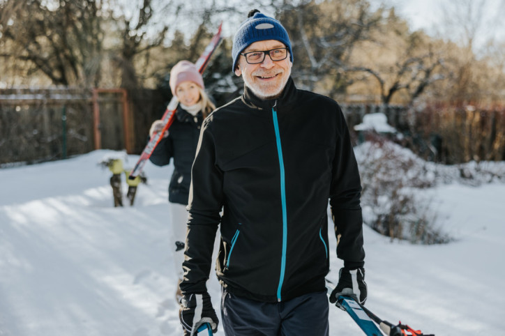 Vater und erwachsene Tochter auf dem Weg zum Langlauf
