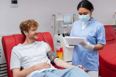 Ein junger Patient wird über die Organspende aufgeklärt