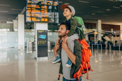 Ein Vater, der unter Flugangst leidet, steht mit seinem Sohn am Flugahfen