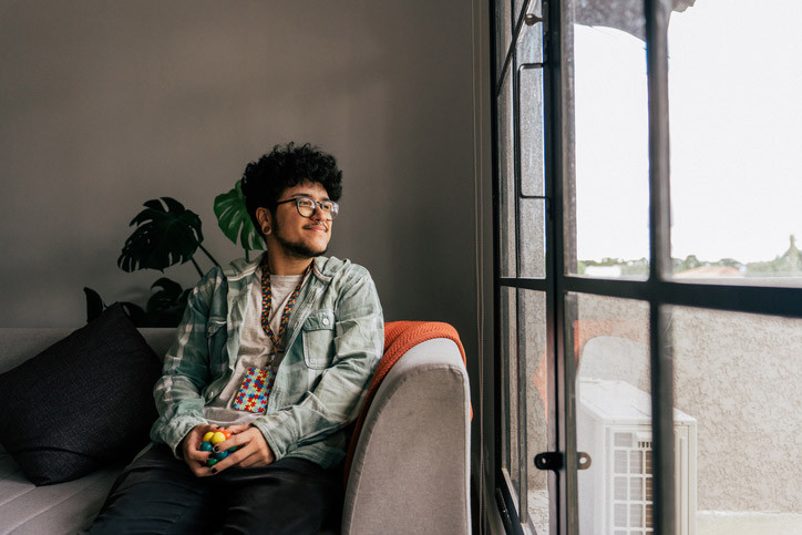 Ein neurodiverser junger Mann fühlt sich gut versorgt in Sachsen-Anhalt