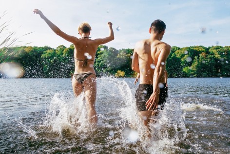 Frau und Mann laufen in See