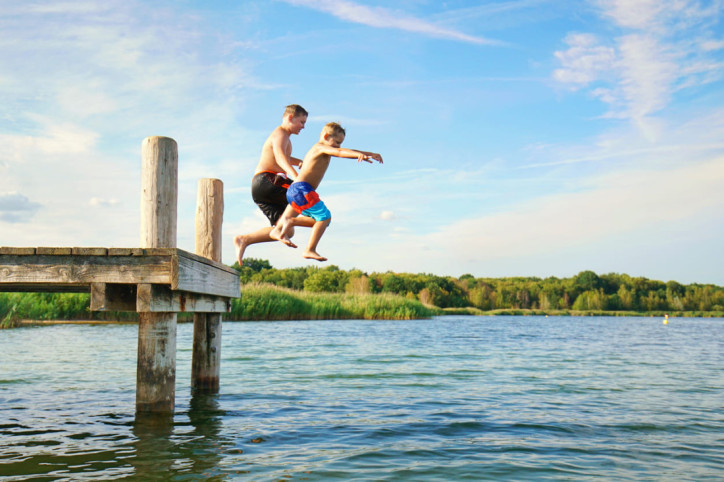Zwei Jungen springen in Badesee in Sachsen-Anhalt