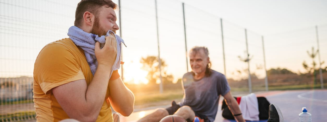 Zwei Männer betreiben Sport bei Hitze