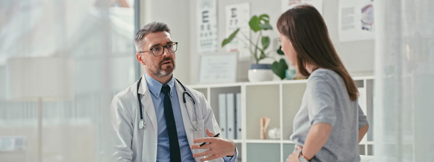 Neuer Facharzt behandelt Patientin