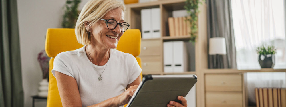 Eine ältere Frau nutzt die "Meine Gesundheitswelt"