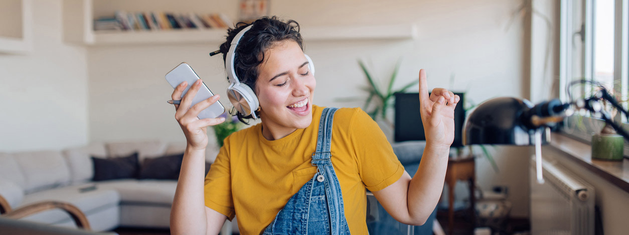 Eine Frau mit ADHS lenkt sich mit Musikhören ab