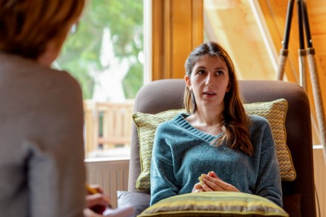 Trauma-Patientin im Gespräch mit ihrer Therapeutin